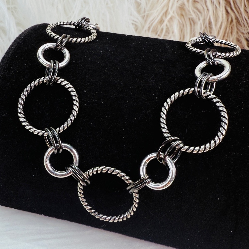 Black and Silvertone, chain-link lightweight Necklace - Picture 4 of 9